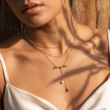 Collier trois rangs à barre, perle blanche et pastille dorée