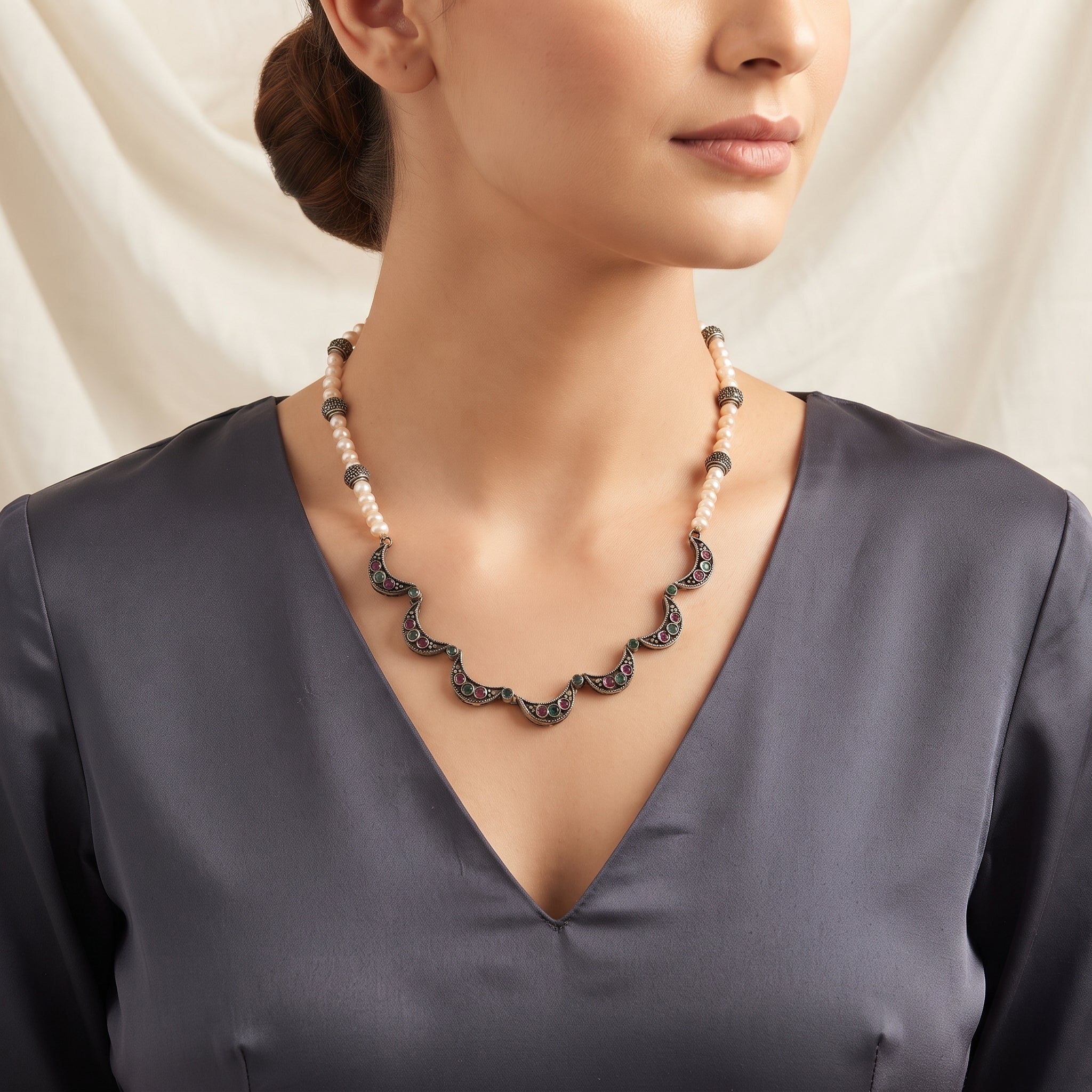 Collier Perles & Serti Ondulé "Orient" – Pierres Précieuses & Style Vintage