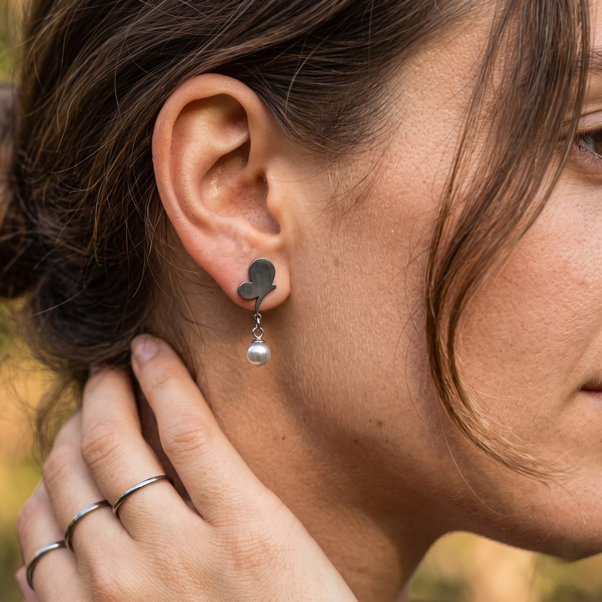 Boucles d’oreilles en acier à motif arrondi et perle grise