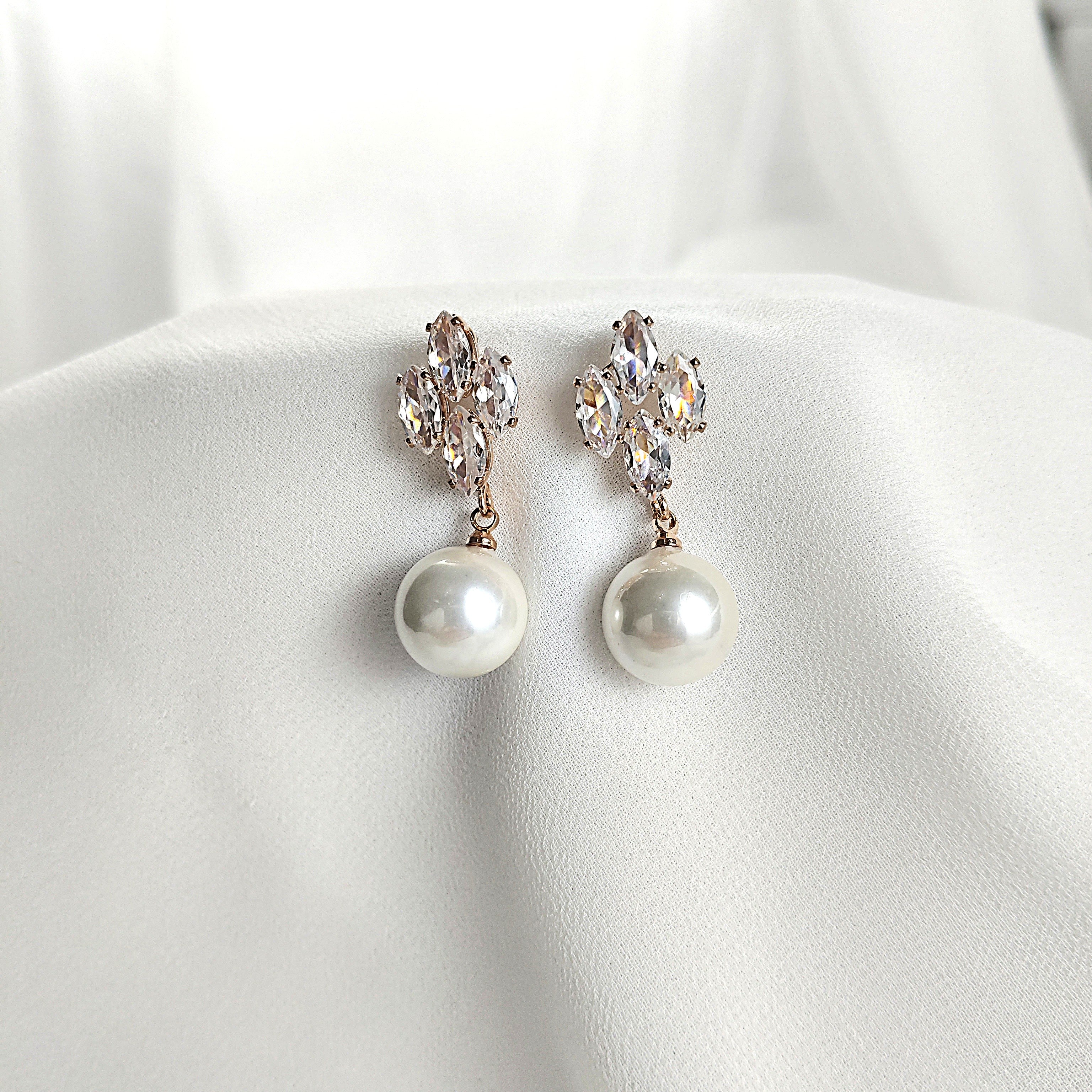 Fashion earrings with pearls and sparkling crystals