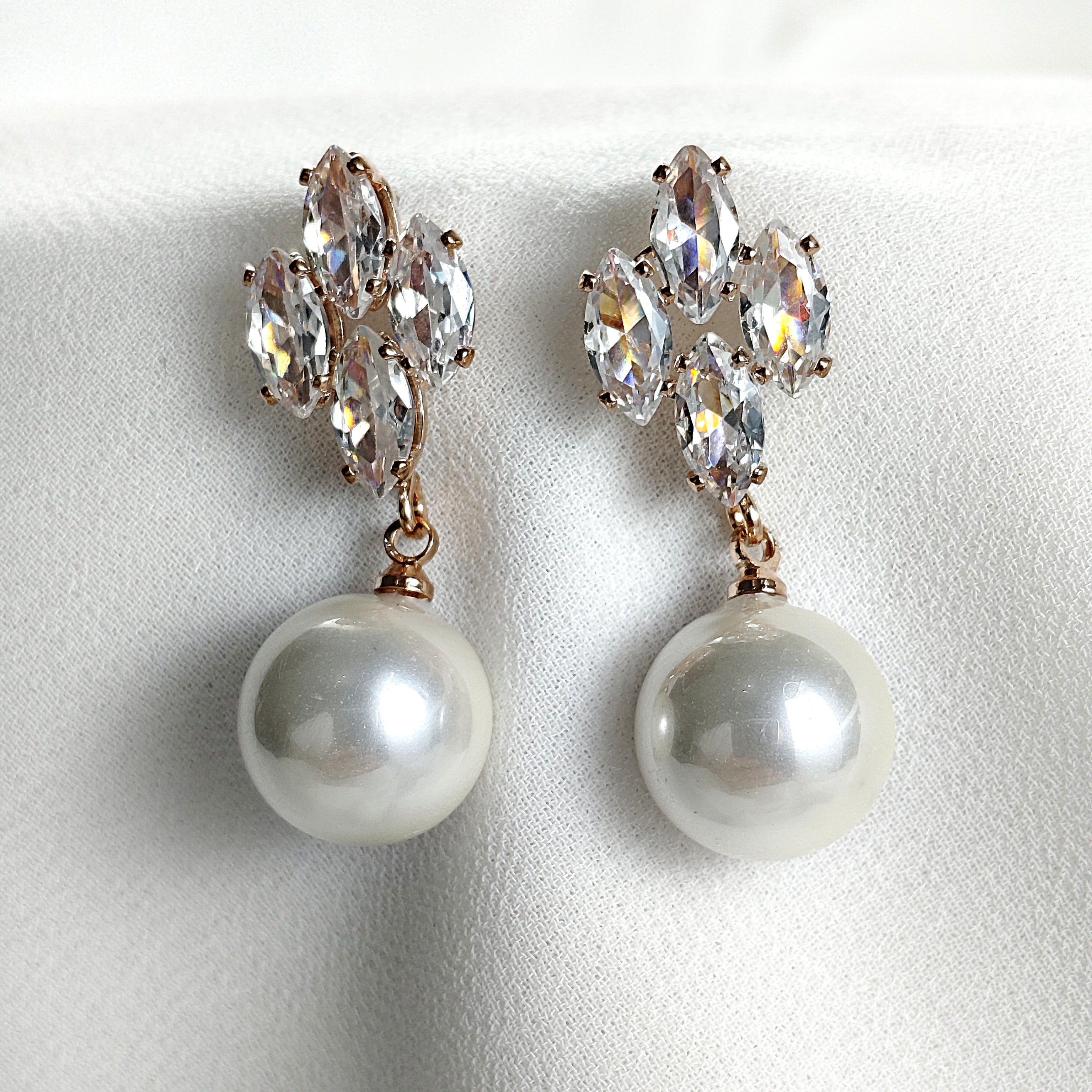 Fashion earrings with pearls and sparkling crystals