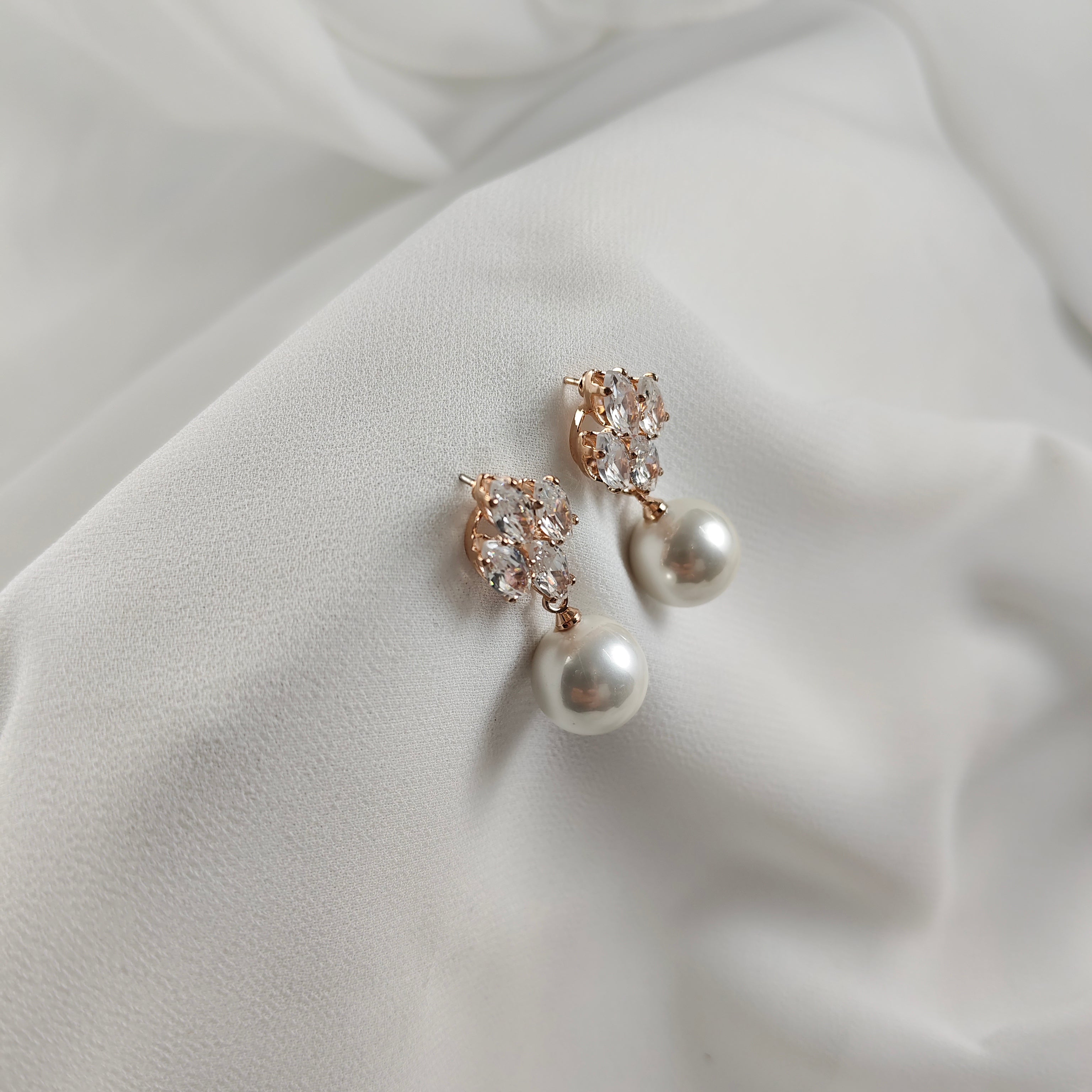 Fashion earrings with pearls and sparkling crystals