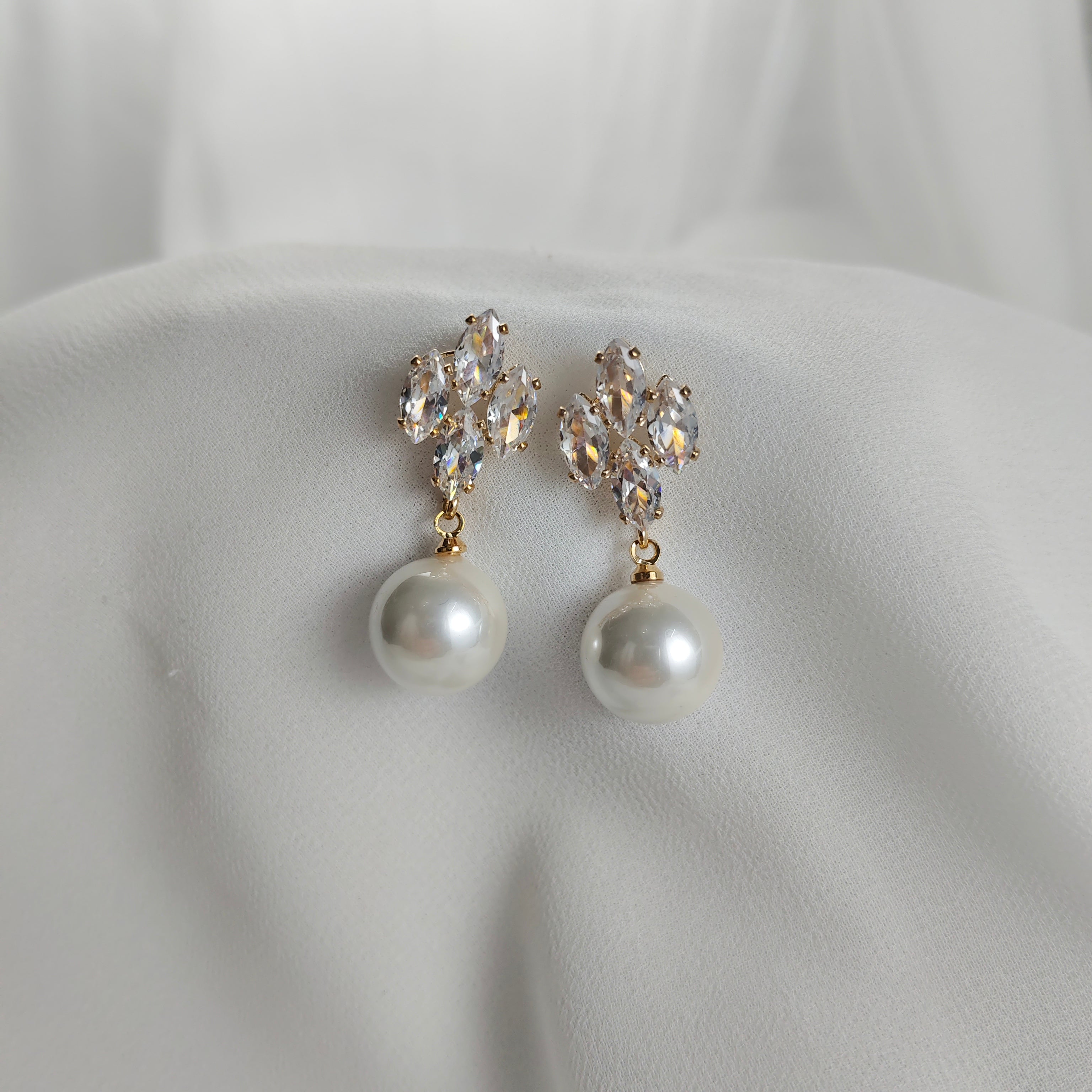 Fashion earrings with pearls and sparkling crystals