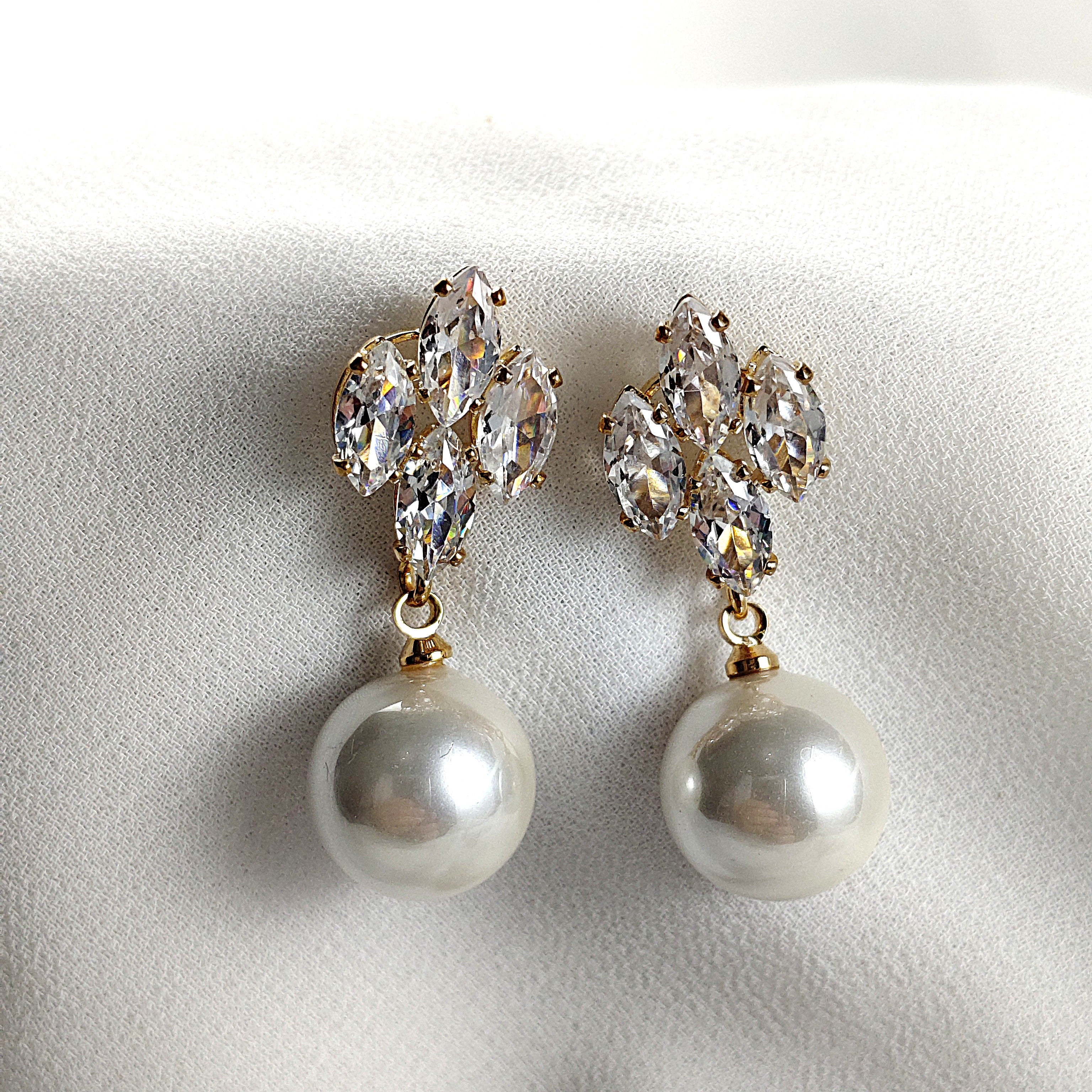 Fashion earrings with pearls and sparkling crystals