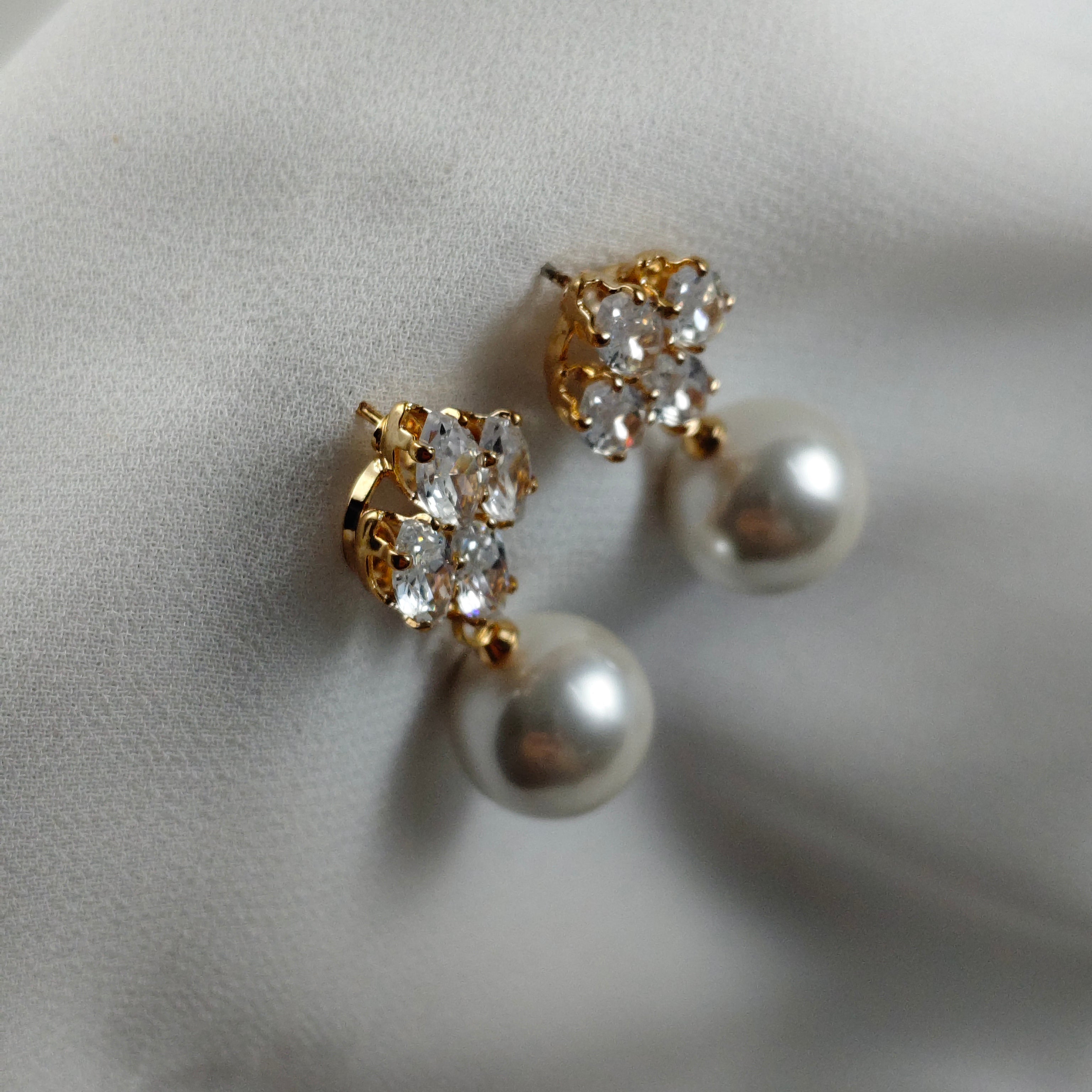 Fashion earrings with pearls and sparkling crystals