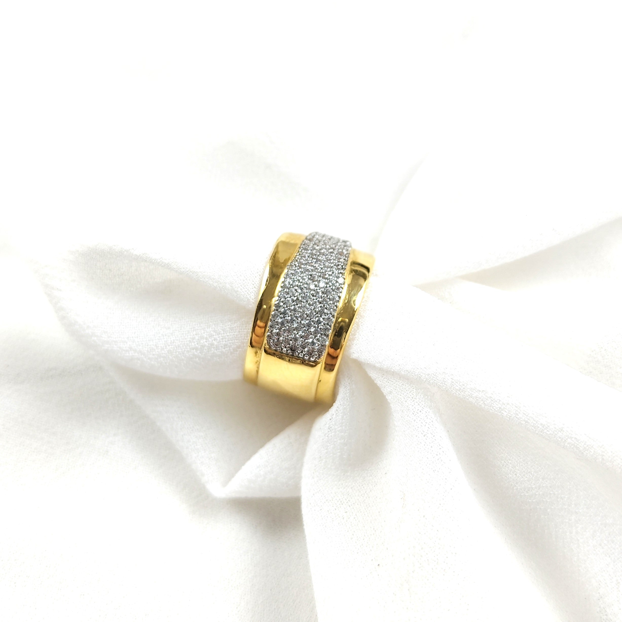 Wide gold-plated ring with pavé zircons – 10-year warranty