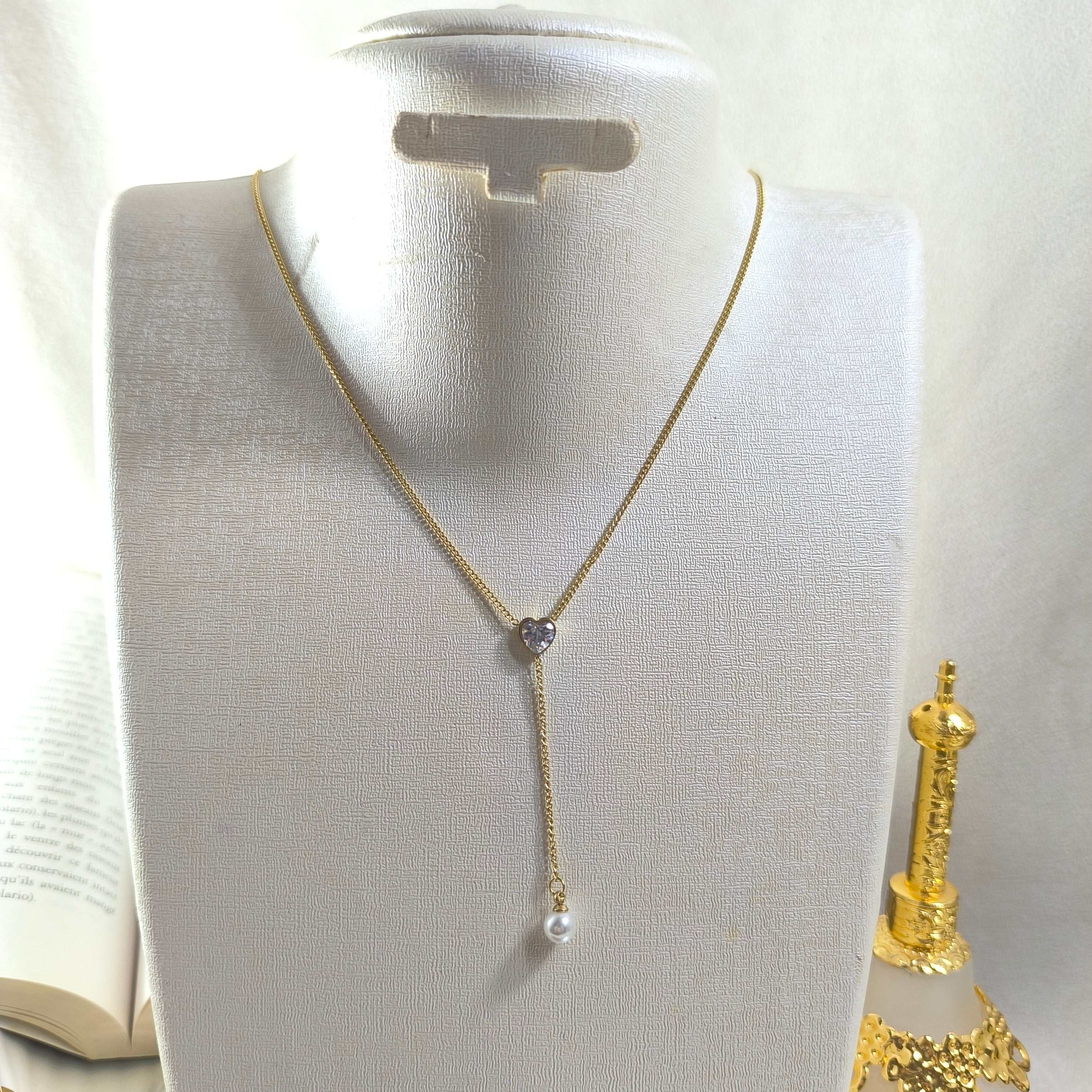 Elegant Gilded Crystal Heart & Pearl Necklace – Chic and Feminine Style