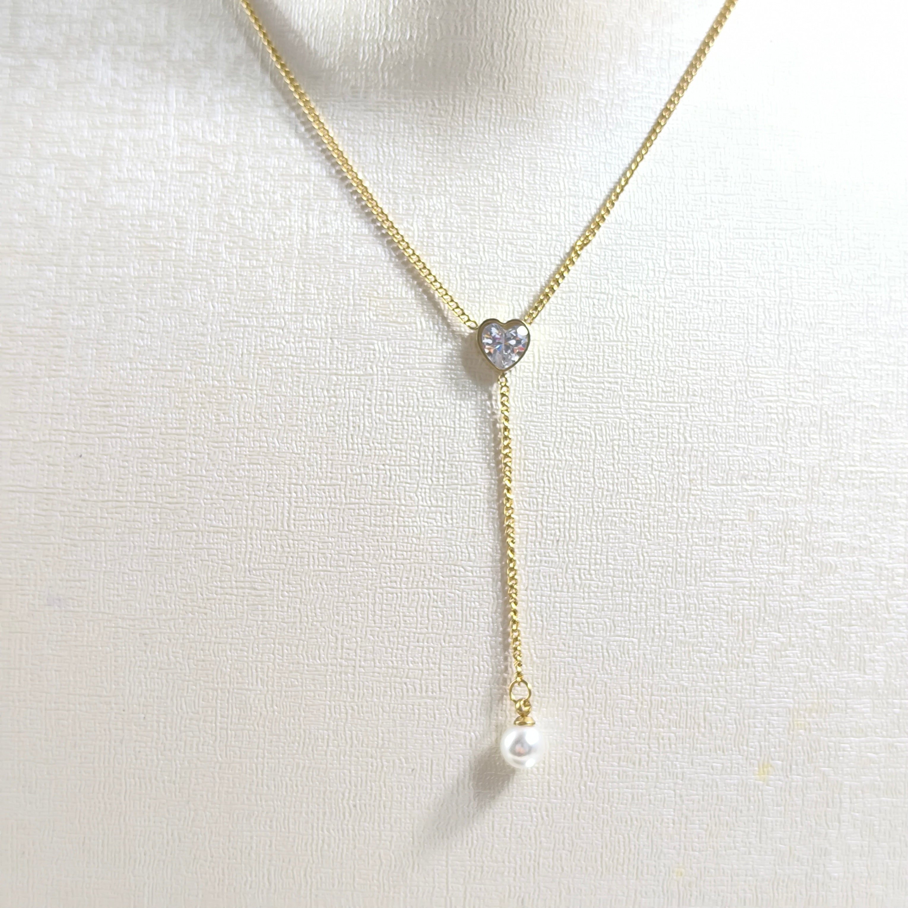 Elegant Gilded Crystal Heart & Pearl Necklace – Chic and Feminine Style