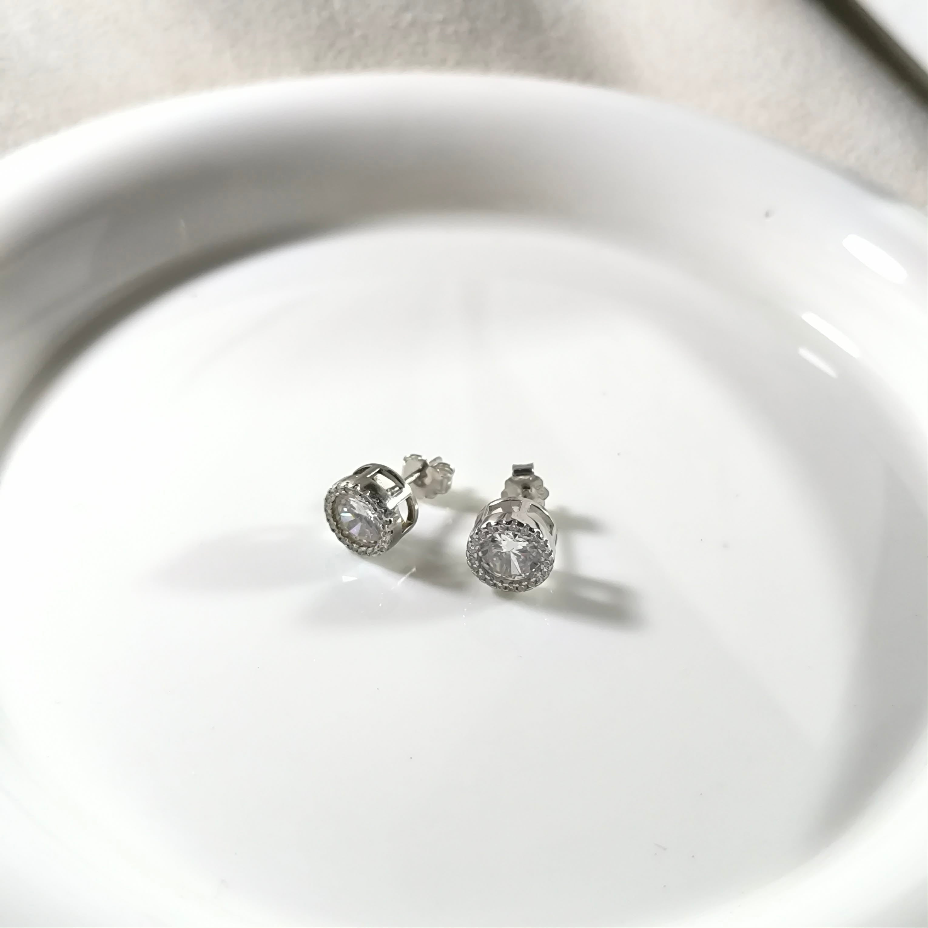 Prestige Solitaire Silver Earrings – Luxury Sparkle Zircon