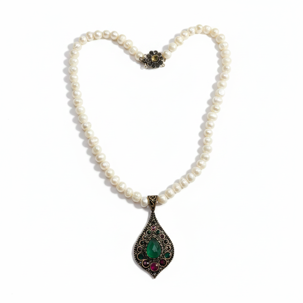 Collier Perles — Pendentif Émeraude Studio Pro