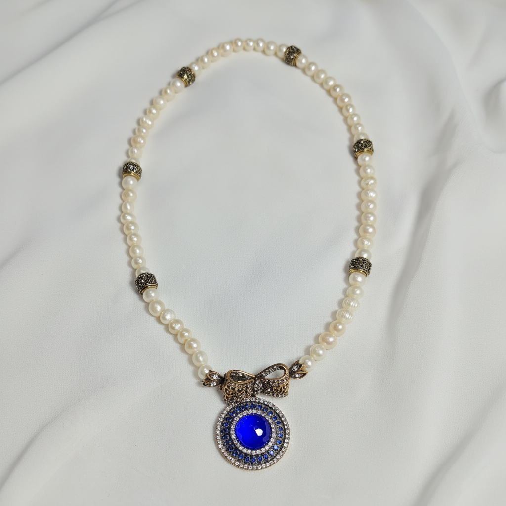 Collier Saphir Bleu — Seul sur fond blanc