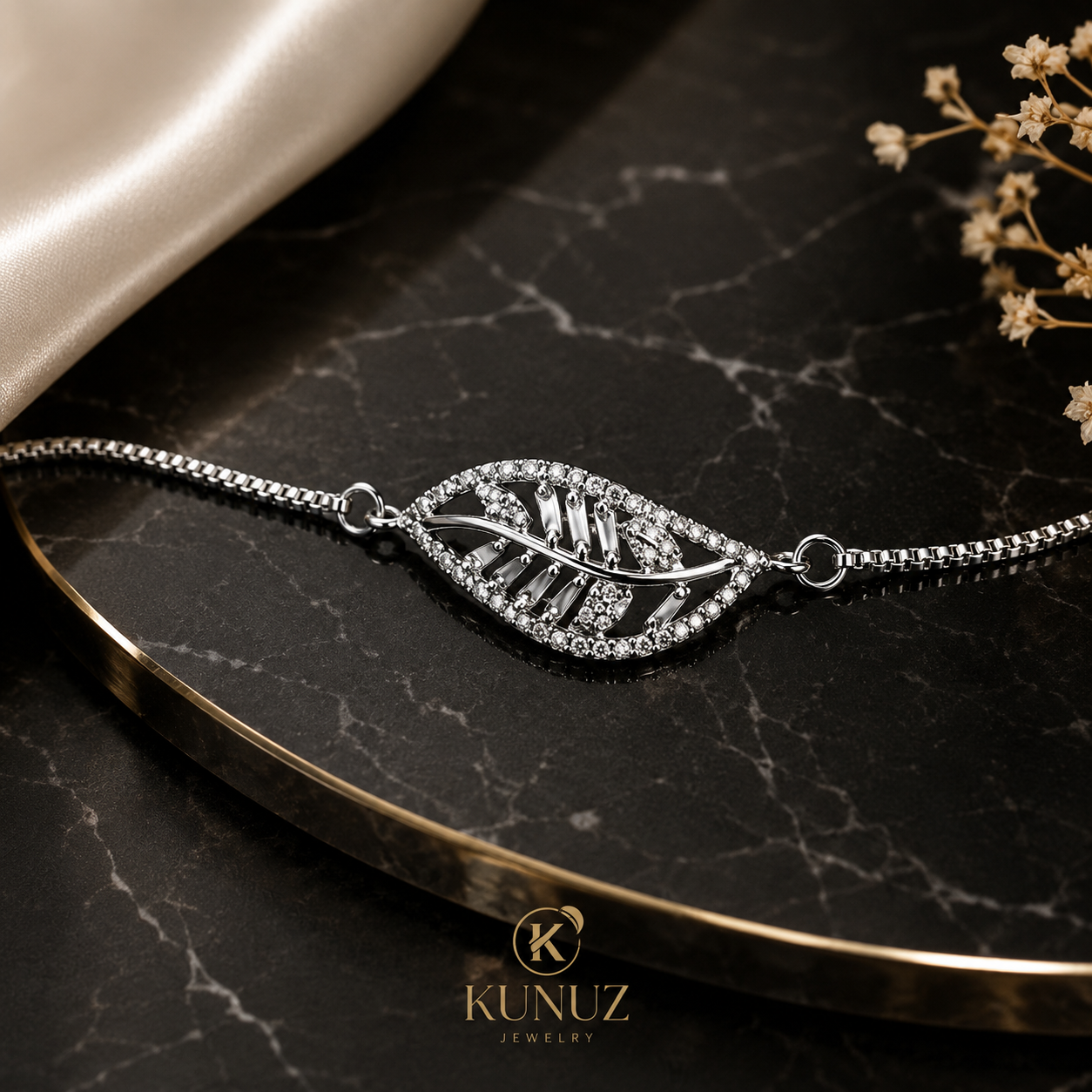 Gourmette Éclat Naturel – Pendentif Feuille Zircons
