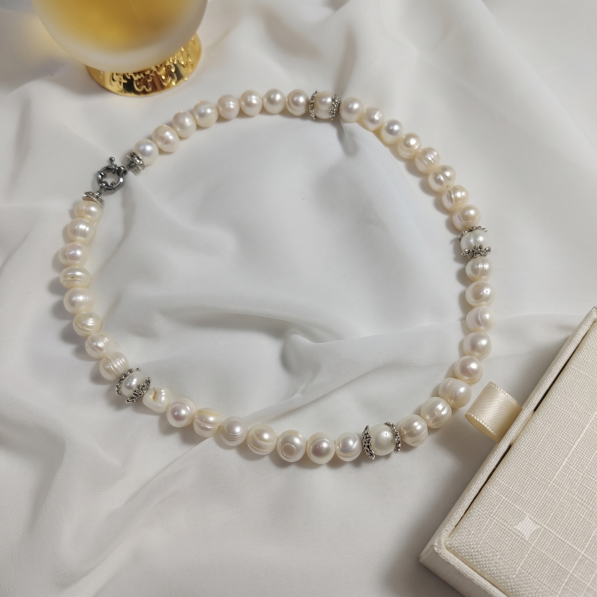 Collier ras-de-cou grandes perles d'eau douce blanches nacrées avec connecteurs en argent ciselé et fermoir toggle argenté