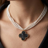 Collier Triple Rang de Perles & Pendentif Trèfle Nacre Noire