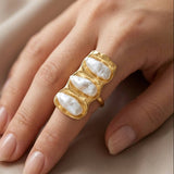 BAGUE TRIPLE PERLES BAROQUES – Monture Dorée & Acier Inoxydable | Ajustable