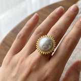 BAGUE SOLEIL PERLE BAROQUE – Monture Dorée & Acier Inoxydable | Ajustable