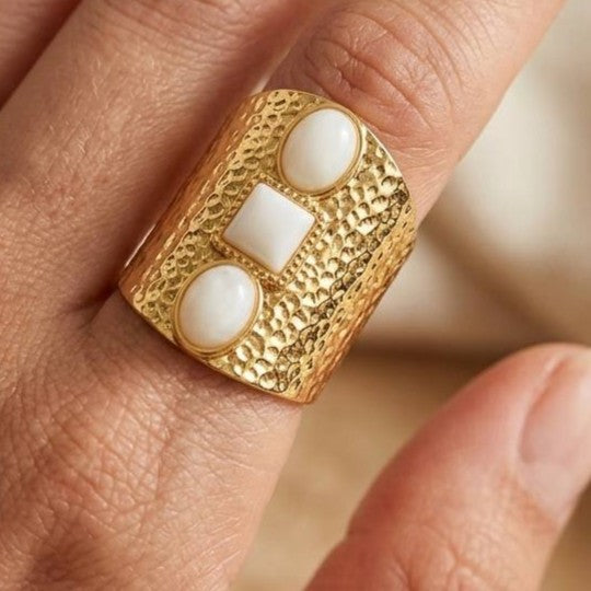 BAGUE LARGE DORÉE – Nacre & Acier Inoxydable | Ajustable
