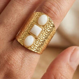 BAGUE LARGE DORÉE – Nacre & Acier Inoxydable | Ajustable