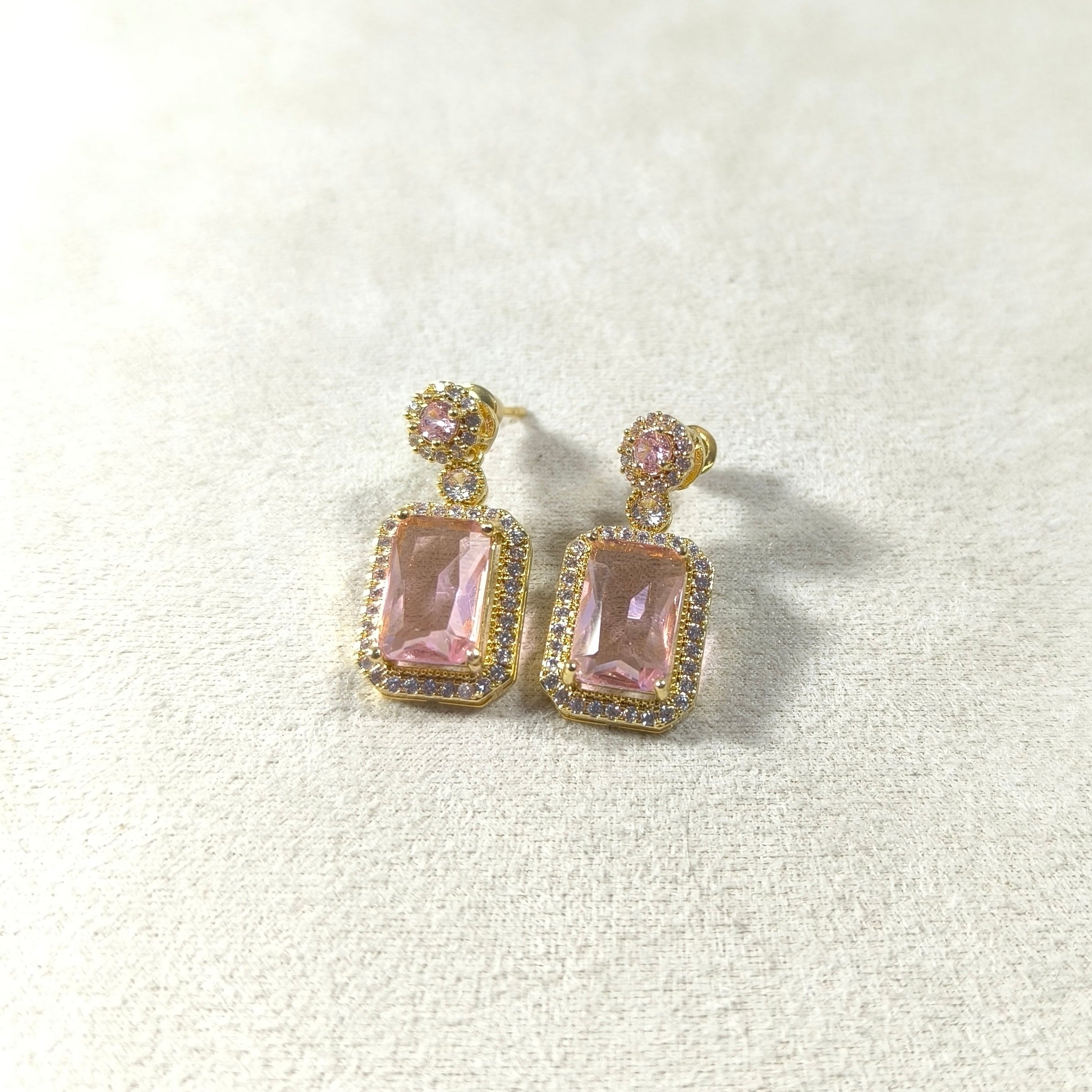 Boucles d’Oreilles Impériales – Pierre Rectangulaire & Finition Dorée (5 Couleurs)