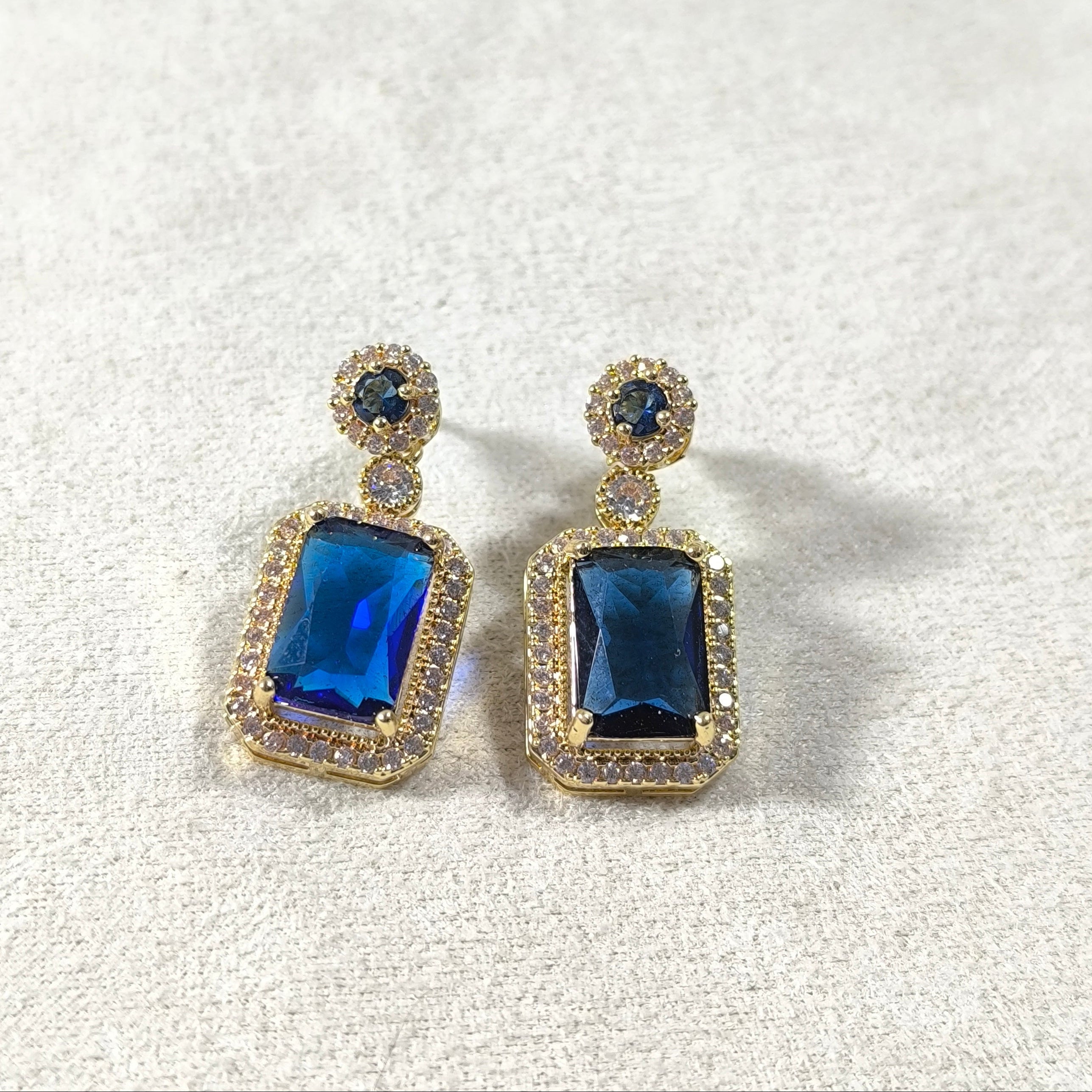 Boucles d’Oreilles Impériales – Pierre Rectangulaire & Finition Dorée (5 Couleurs)