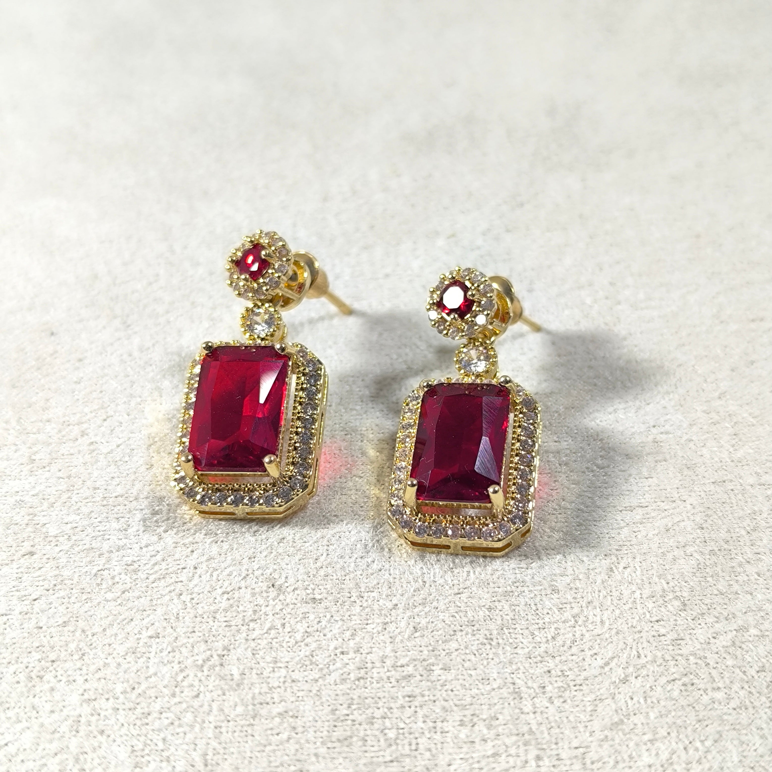 Boucles d’Oreilles Impériales – Pierre Rectangulaire & Finition Dorée (5 Couleurs)