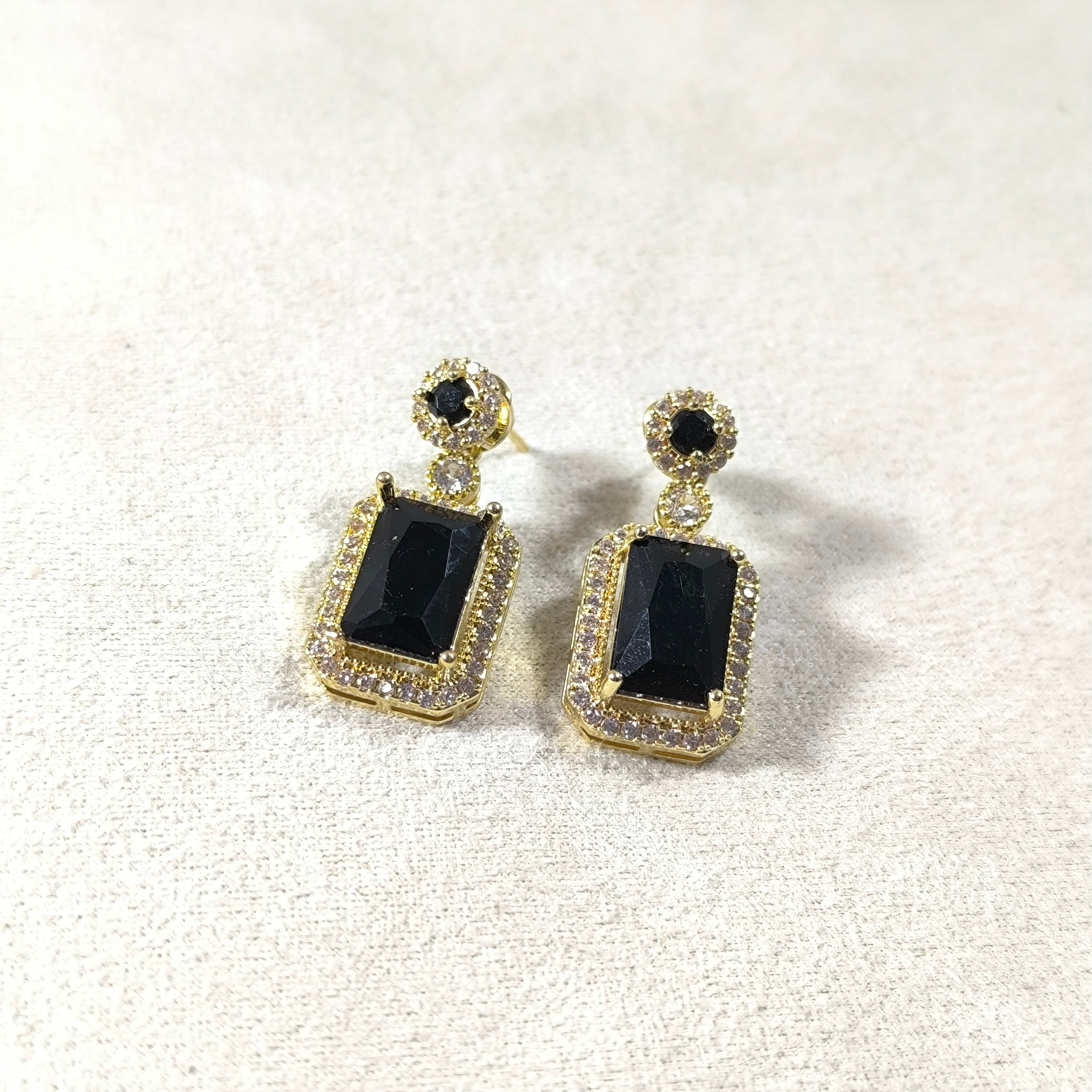 Boucles d’Oreilles Impériales – Pierre Rectangulaire & Finition Dorée (5 Couleurs)