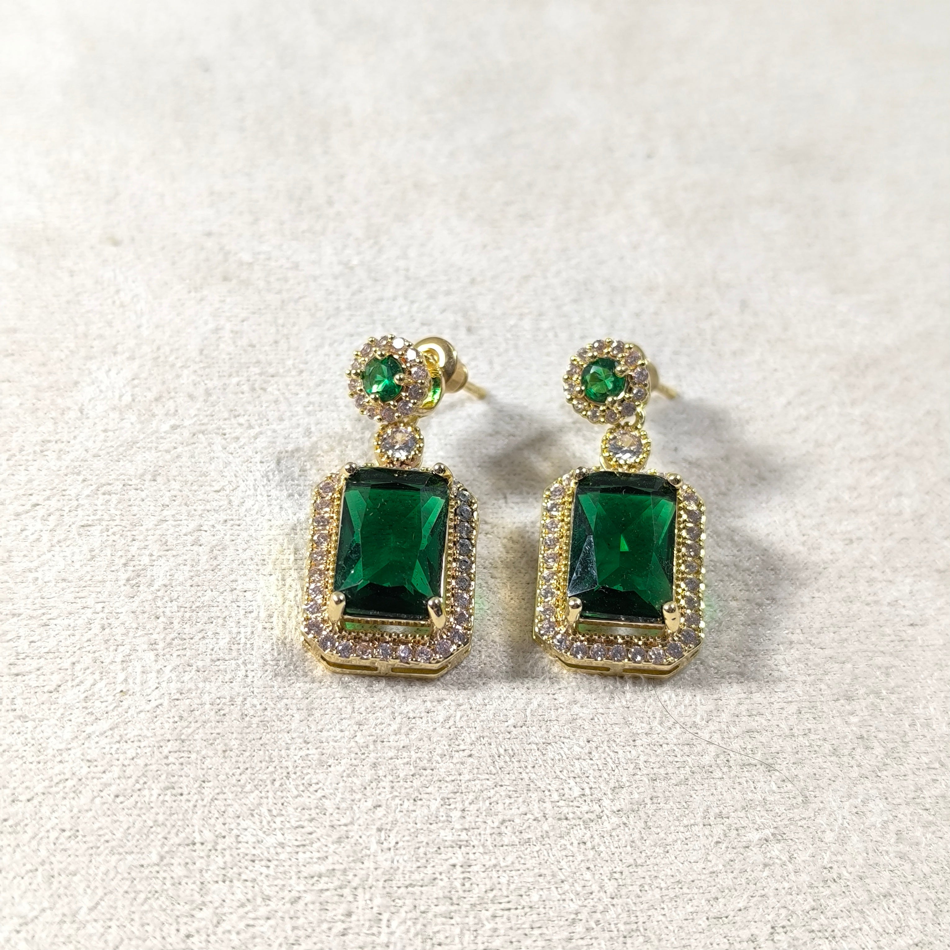 Boucles d’Oreilles Impériales – Pierre Rectangulaire & Finition Dorée (5 Couleurs)