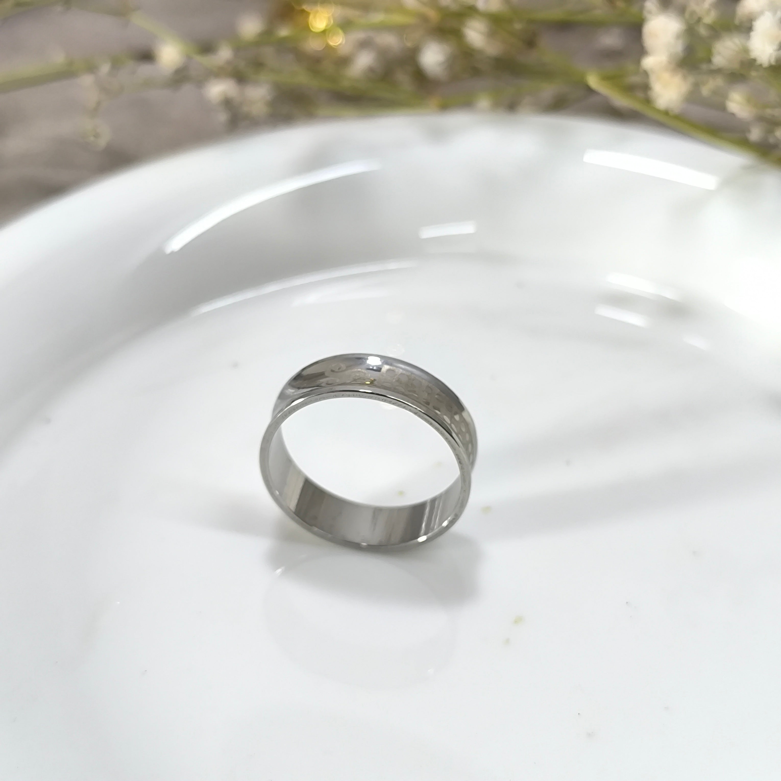 Men's Silver Engraved Ring – Modern Style & Discreet Elegance