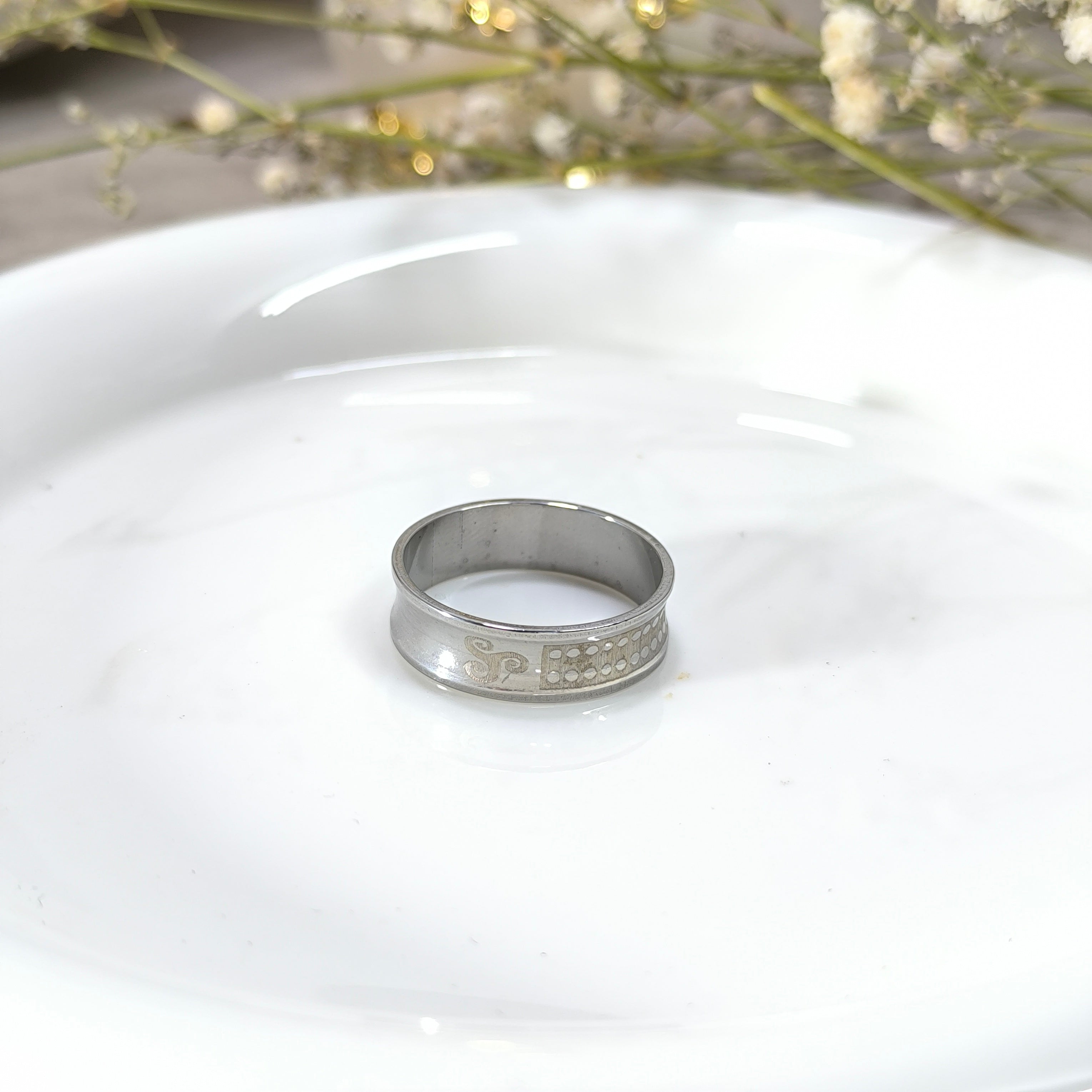 Men's Silver Engraved Ring – Modern Style & Discreet Elegance