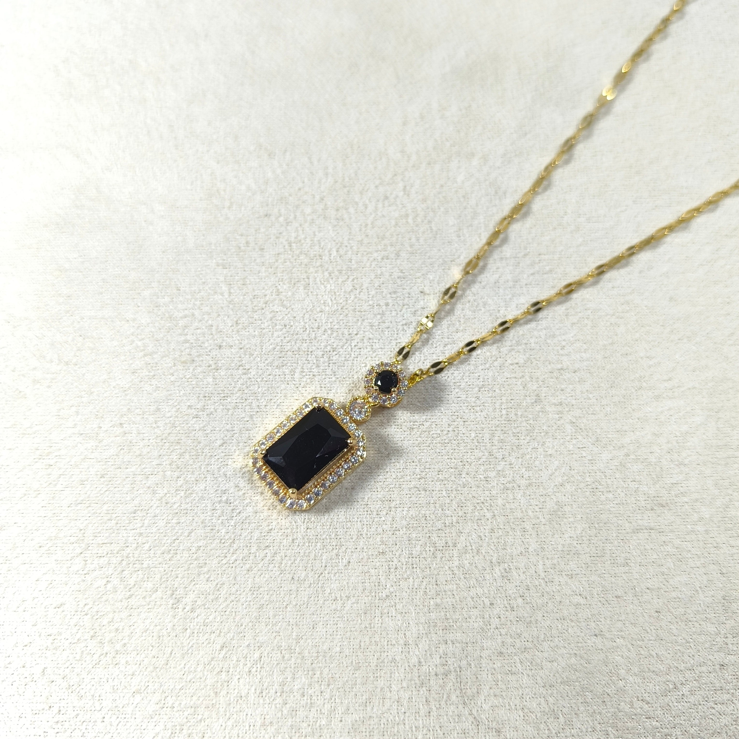 Collier Prestige Rectangulaire – Pendentif Élégant & Finition Dorée (5 Couleurs)
